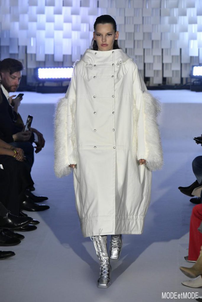 courreges_aw19_013