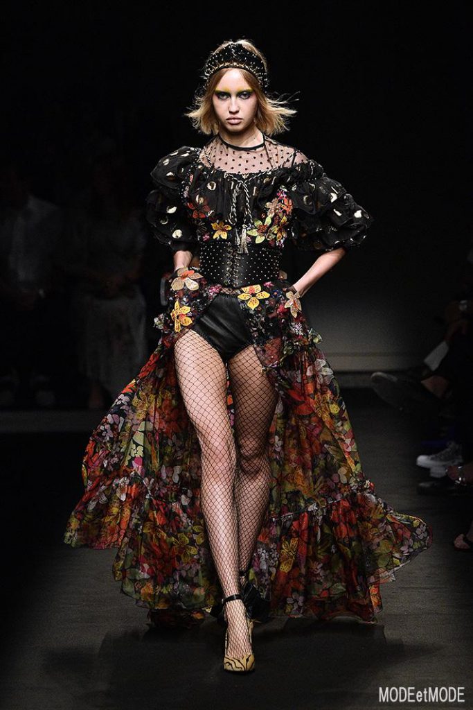 DUNDAS : Runway – Paris Fashion Week – Haute Couture Fall/Winter 2019/2020