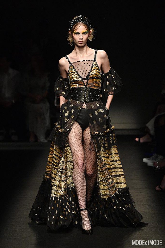 DUNDAS : Runway – Paris Fashion Week – Haute Couture Fall/Winter 2019/2020