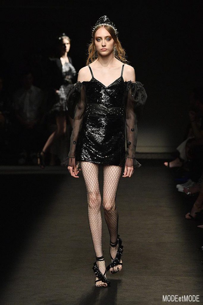 DUNDAS : Runway – Paris Fashion Week – Haute Couture Fall/Winter 2019/2020