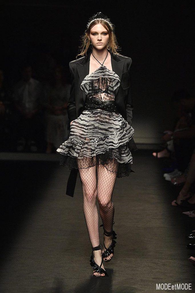 DUNDAS : Runway – Paris Fashion Week – Haute Couture Fall/Winter 2019/2020