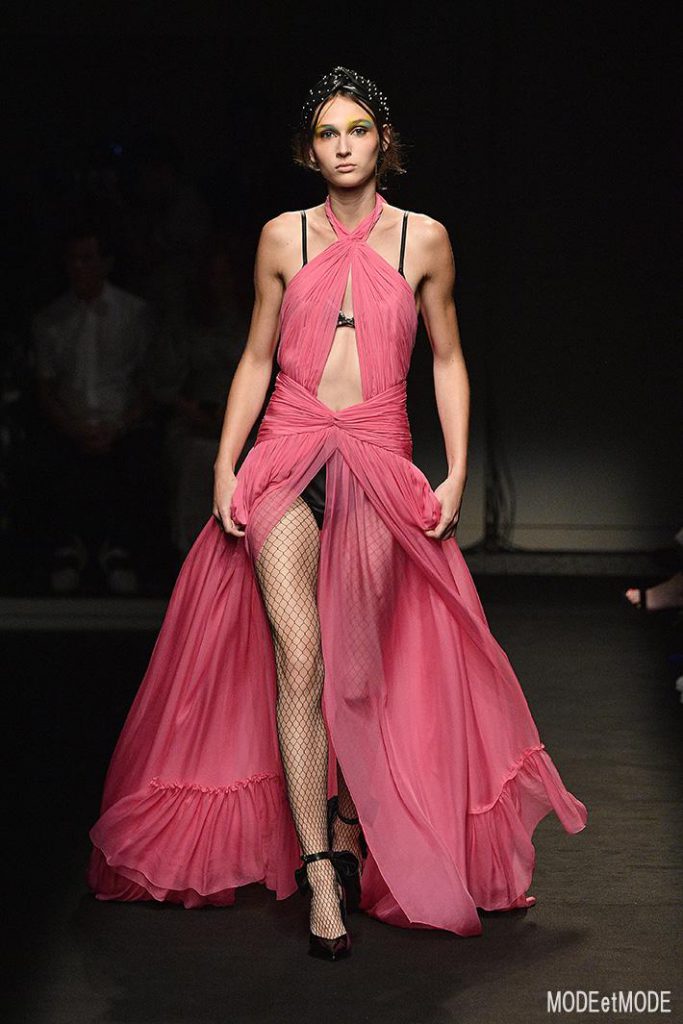 DUNDAS : Runway – Paris Fashion Week – Haute Couture Fall/Winter 2019/2020