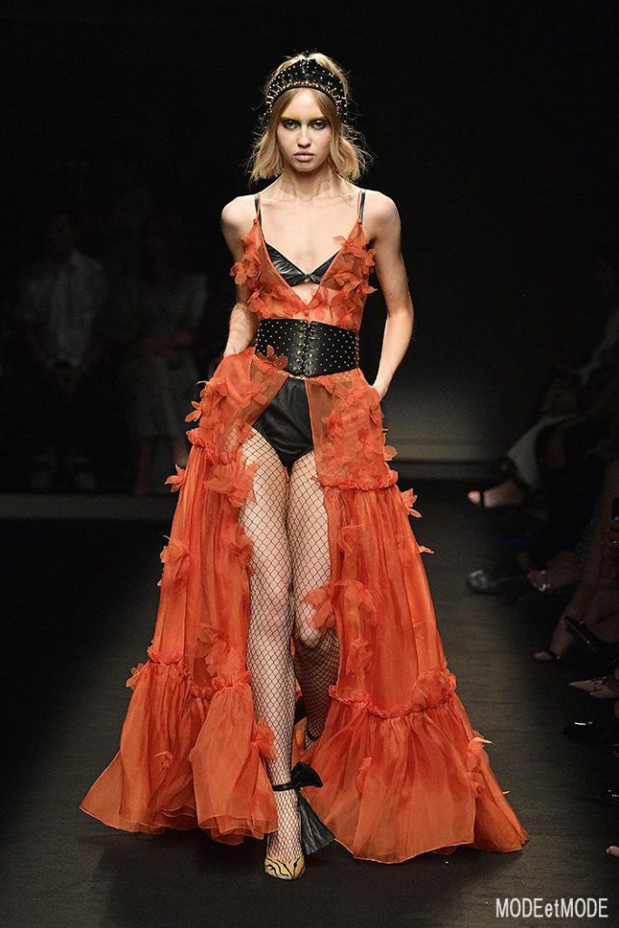 DUNDAS : Runway – Paris Fashion Week – Haute Couture Fall/Winter 2019/2020